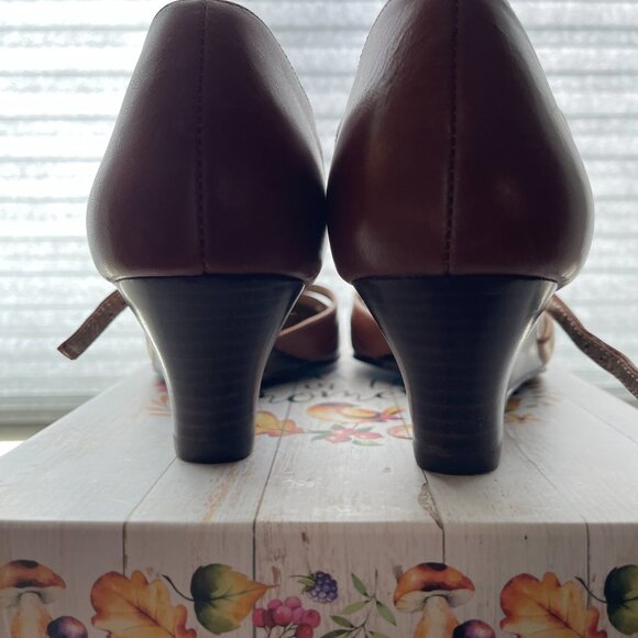 Naturalizer: Tan/Brown Leather Low Heel Pump 8.5 Narrow - Picture 3 of 5